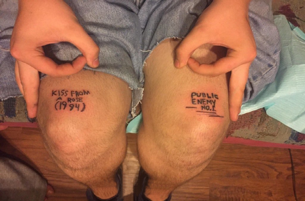 点击大图看下一张：男生大腿上黑色简单线条创意英文纹身图片
