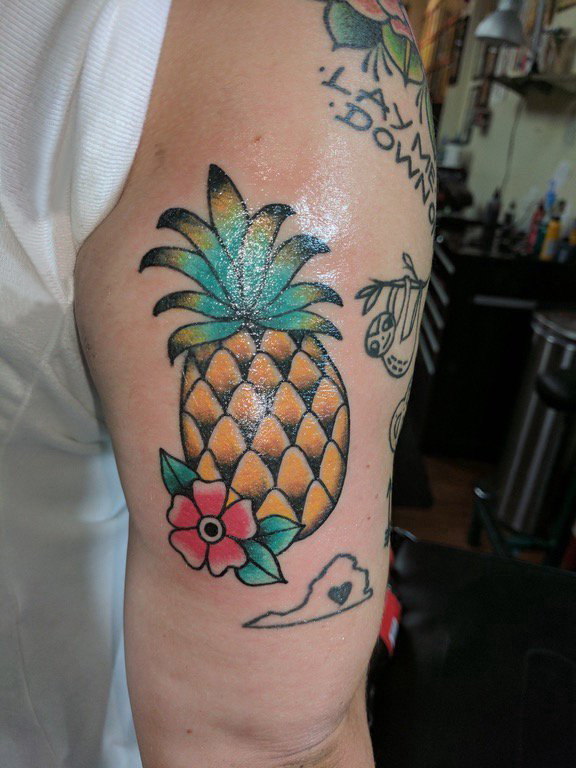 点击大图看下一张：男生手臂上彩绘简单线条花朵和水果菠萝纹身图片