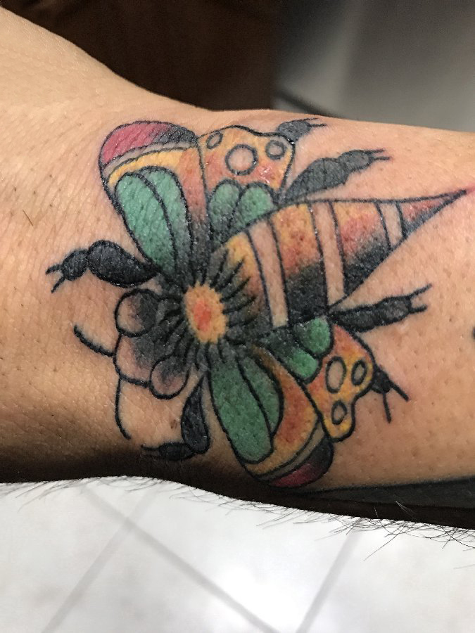 点击大图看下一张：男生手臂上彩绘渐变几何简单线条小动物蜜蜂纹身图片