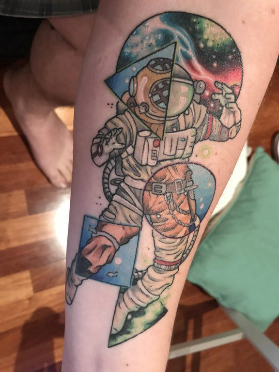点击大图看下一张：男生手臂上彩绘渐变几何简单线条星球和宇航员纹身图片
