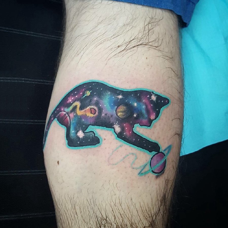 点击大图看下一张：男生手臂上彩绘渐变星空元素小动物猫咪纹身图片