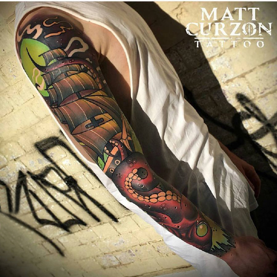 点击大图看下一张：男生手臂上彩绘水彩素描创意霸气帆船纹身图片