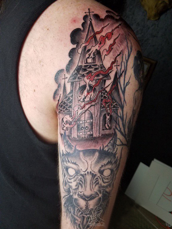 点击大图看下一张：男生手臂上彩绘水彩素描创意城堡纹身图片