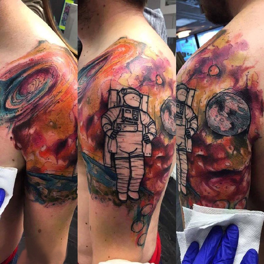 点击大图看下一张：男生手臂上彩绘水彩素描创意有趣宇航员纹身图片