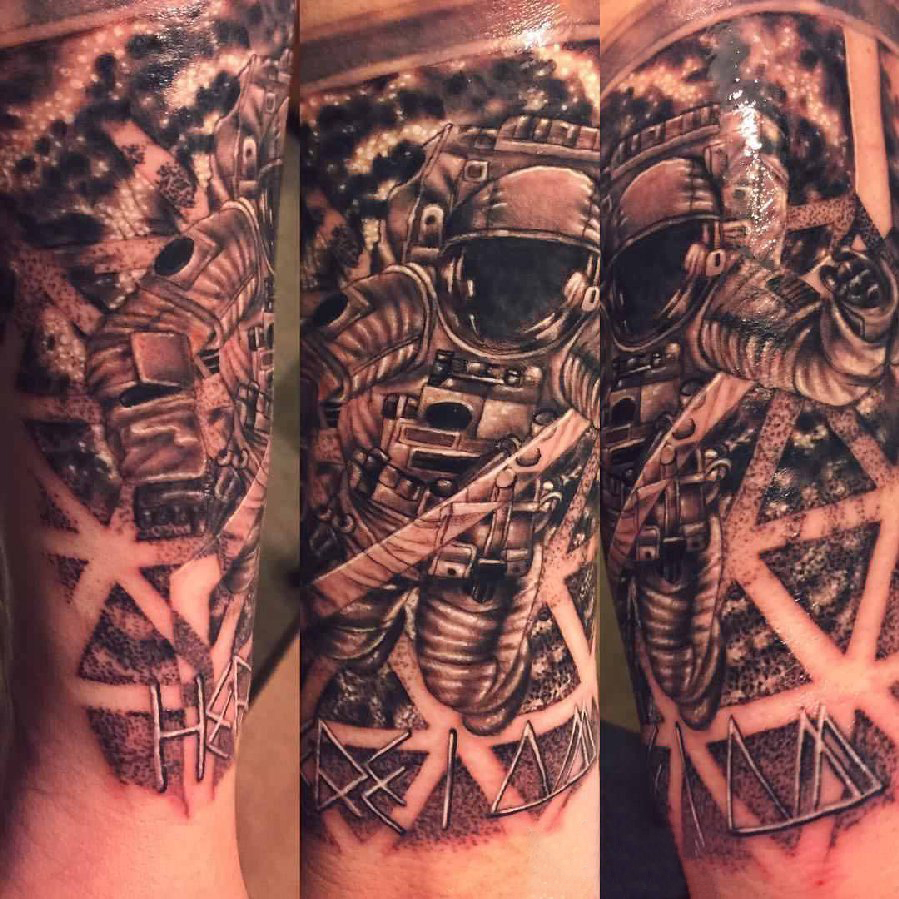 点击大图看下一张：男生手臂上黑灰素描点刺技巧创意霸气宇航员纹身图片