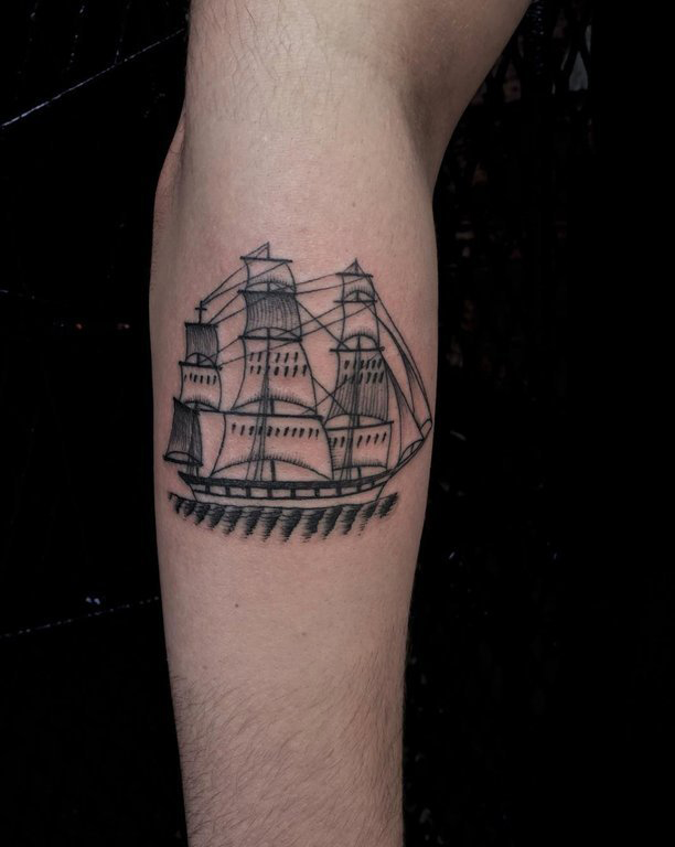 点击大图看下一张：男生手臂上黑色点刺技巧几何简单线条帆船纹身图片