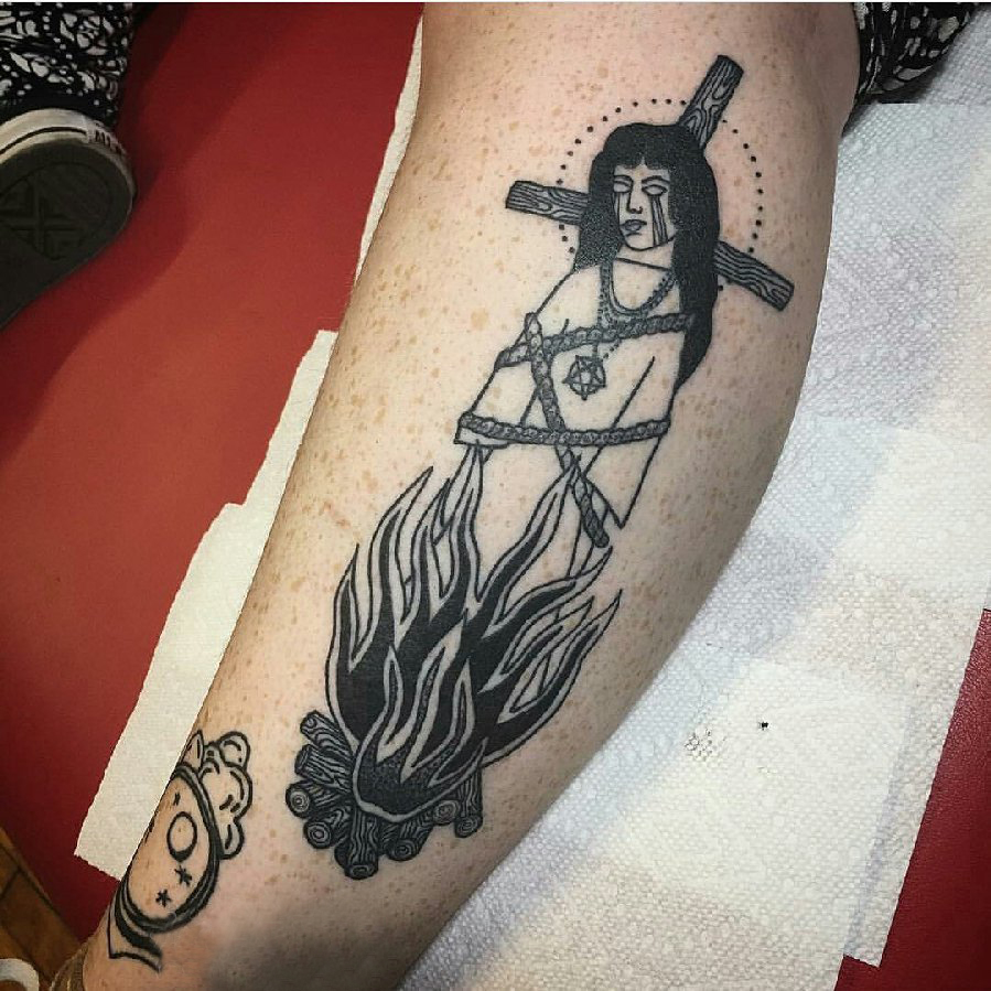 点击大图看下一张：男生小腿上黑灰素描创意恐怖十字架火烧人物纹身图片