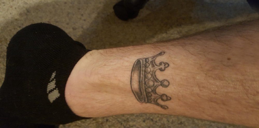 点击大图看下一张：男生小腿上黑色点刺简单线条皇冠纹身图片