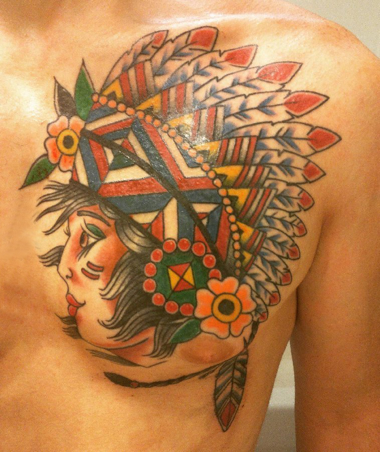 点击大图看下一张：男生胸部彩绘渐变几何简单线条花朵和人物纹身图片