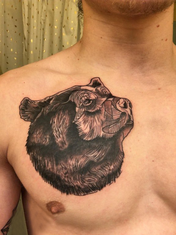 点击大图看下一张：男生胸部黑色点刺抽象线条小动物熊纹身图片