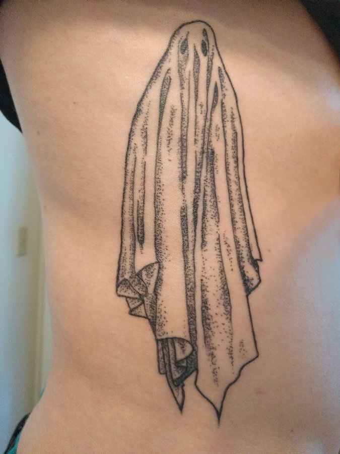 点击大图看下一张：女生背部黑灰素描点刺技巧创意霸气幽灵纹身图片