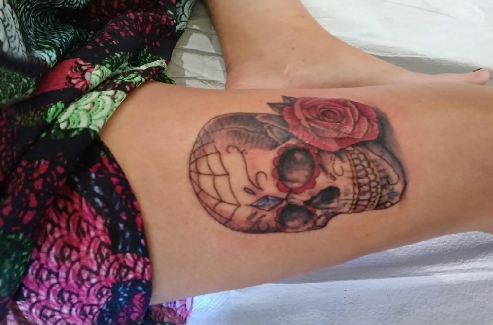点击大图看下一张：女生大腿上彩绘水彩素描创意霸气经典骷髅纹身图片