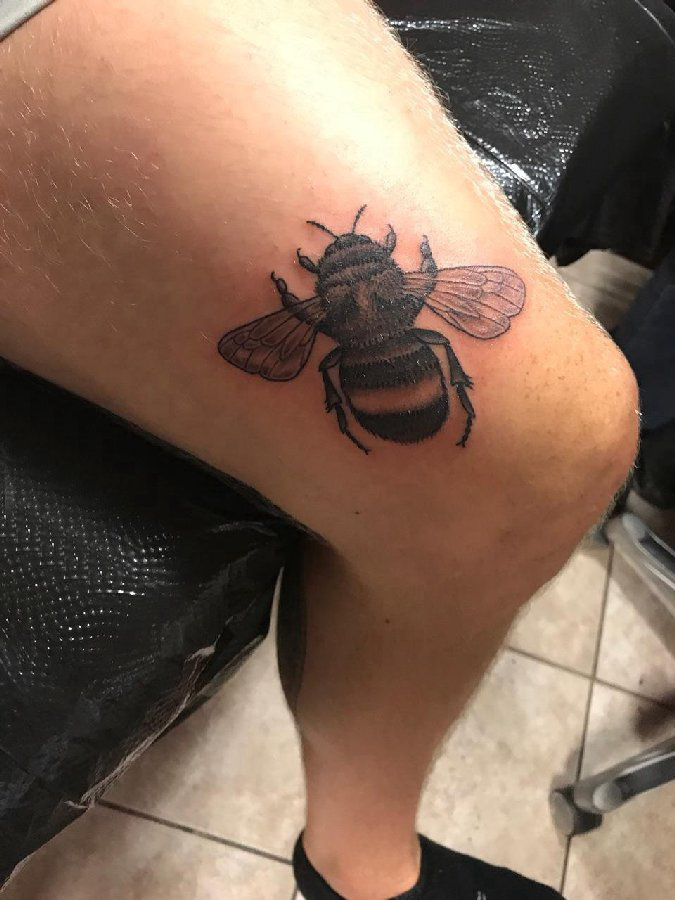 点击大图看下一张：女生大腿上黑色点刺技巧简单线条小动物蜜蜂纹身图片