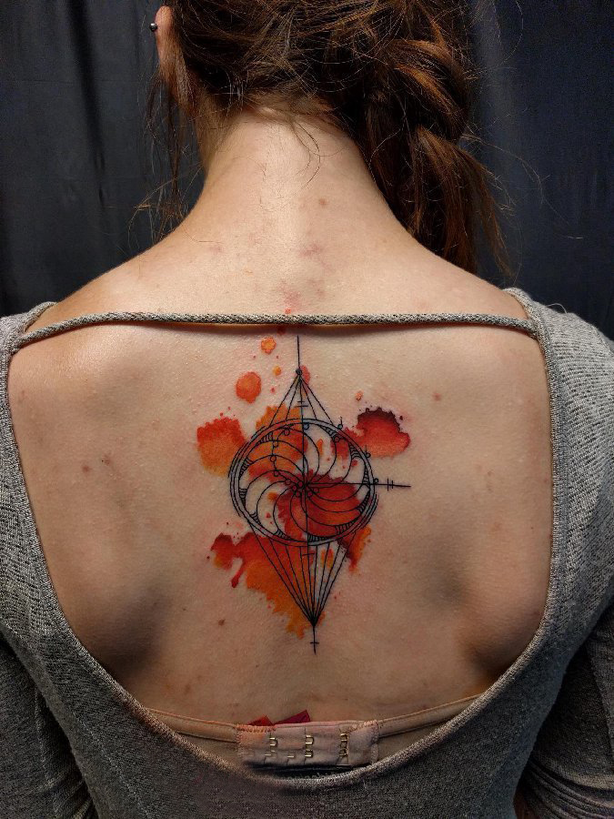 点击大图看下一张：女生后背上彩绘泼墨几何简单线条创意纹身图片