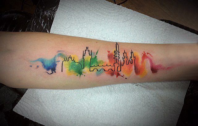 点击大图看下一张：女生手臂上彩绘泼墨几何线条建筑纹身图片
