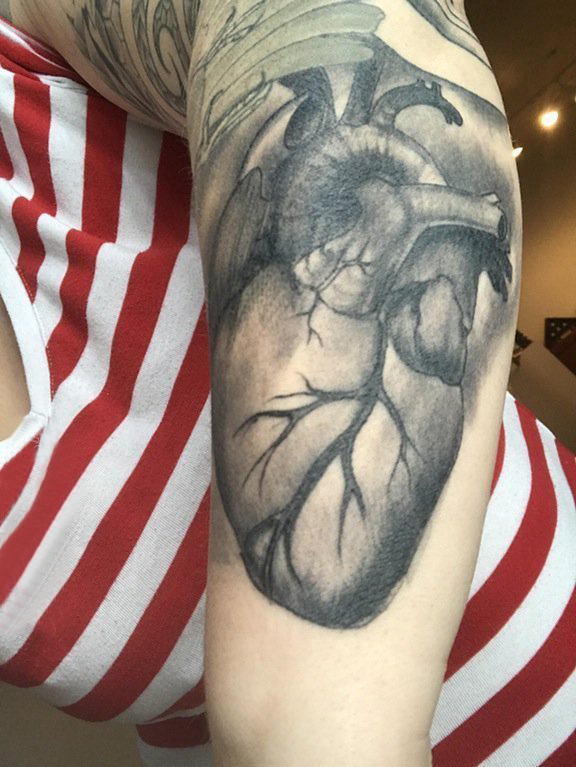 点击大图看下一张：女生手臂上黑灰素描点刺技巧经典心脏纹身图片