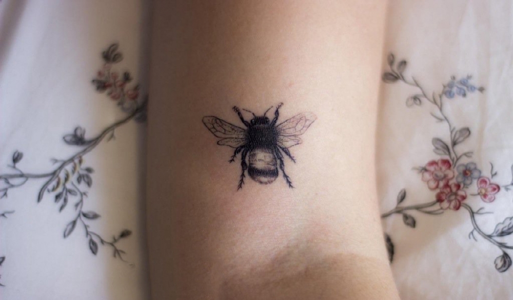 点击大图看下一张：女生手臂上黑色点刺技巧简单线条小动物蜜蜂纹身图片