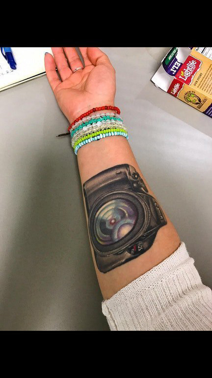点击大图看下一张：女生手臂上彩绘水彩素描创意文艺照相机纹身图片