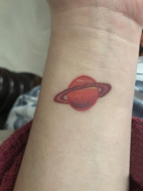 点击大图看下一张：女生手腕上红色渐变几何线条星球纹身图片