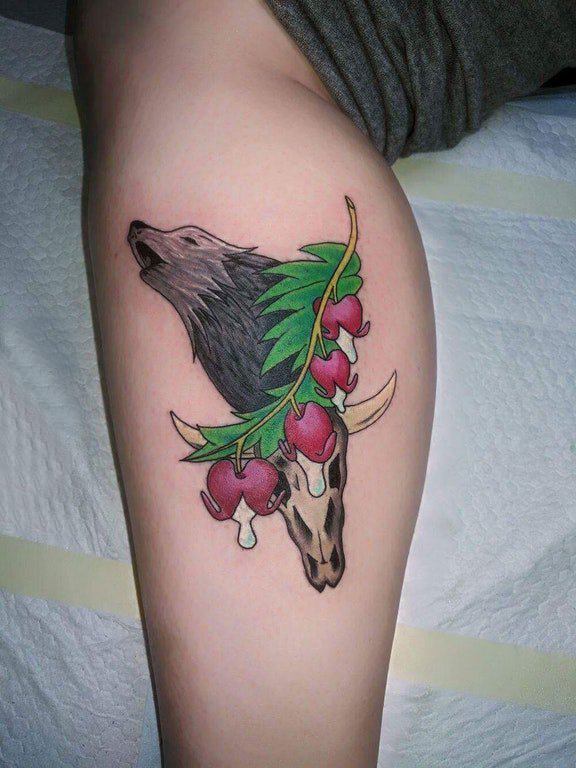 点击大图看下一张：女生小腿上彩绘简单线条植物和小动物狼纹身图片