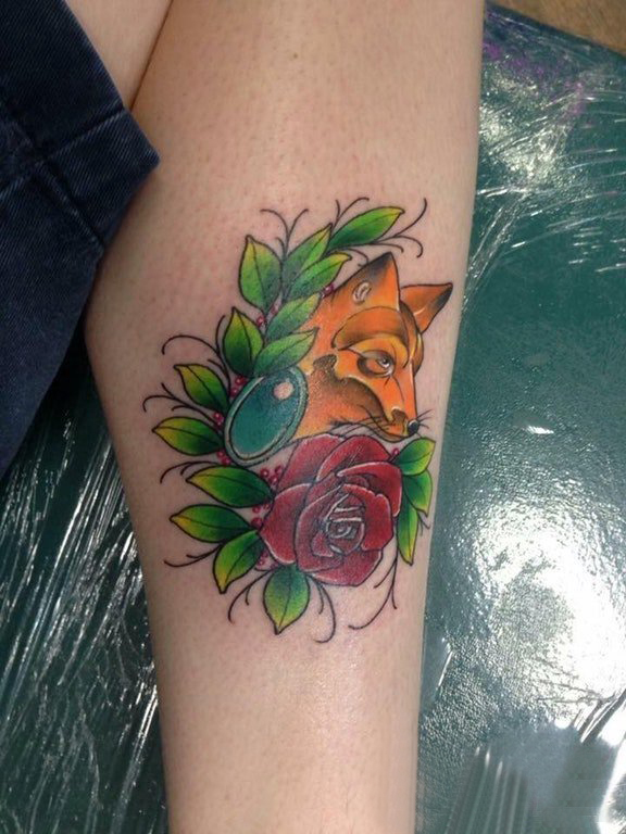 点击大图看下一张：女生小腿上彩绘渐变简单线条植物花和狐狸纹身图片