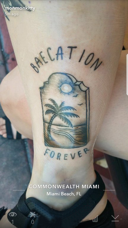点击大图看下一张：女生小腿上黑灰素描点刺技巧创意文艺唯美椰树纹身图片