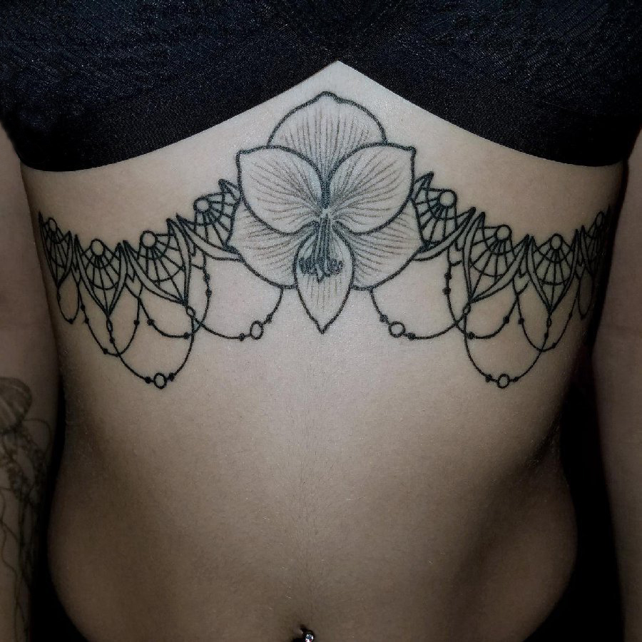 点击大图看下一张：女生胸部黑灰点刺几何简单线条创意装饰花朵纹身图片