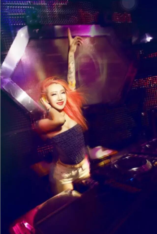 点击大图看下一张：时尚有范儿的纹身美女