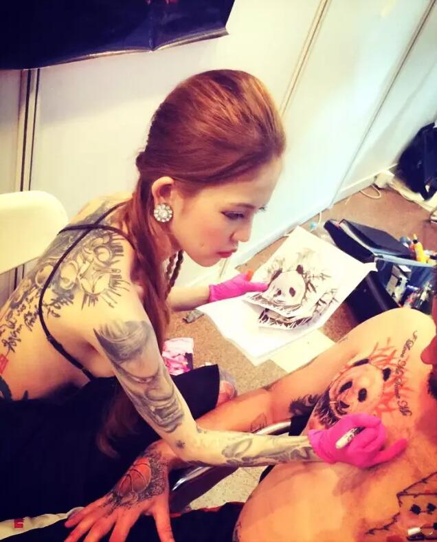 点击大图看下一张：时尚有范儿的纹身美女