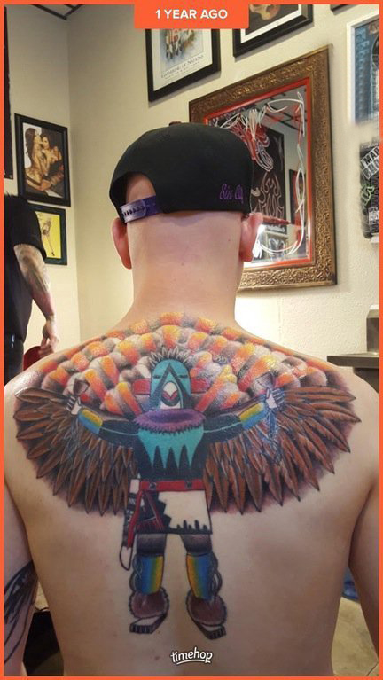 点击大图看下一张：男生背部彩绘水彩素描创意有趣霸气人物纹身图片