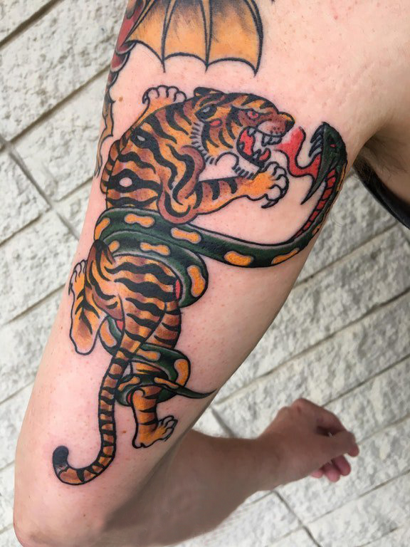 点击大图看下一张：男生大臂上彩绘抽象线条小动物蛇和老虎纹身图片