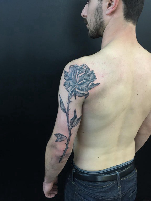 点击大图看下一张：男生大臂上黑色点刺简单抽象线条植物花朵纹身图片