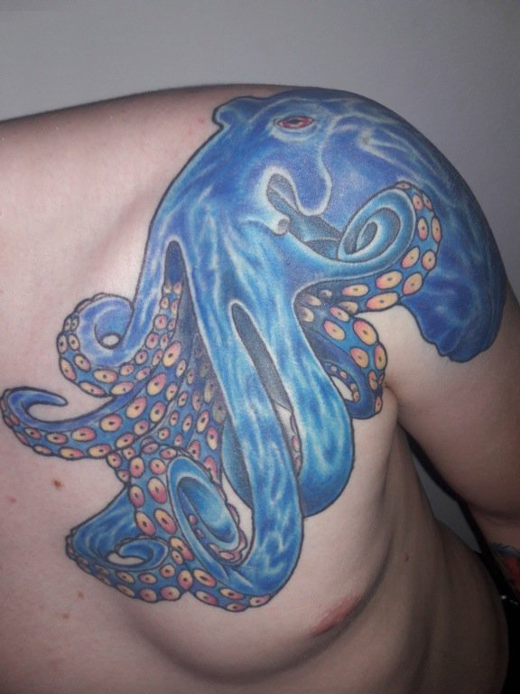 点击大图看下一张：男生肩部彩绘渐变简单抽象线条章鱼纹身图片