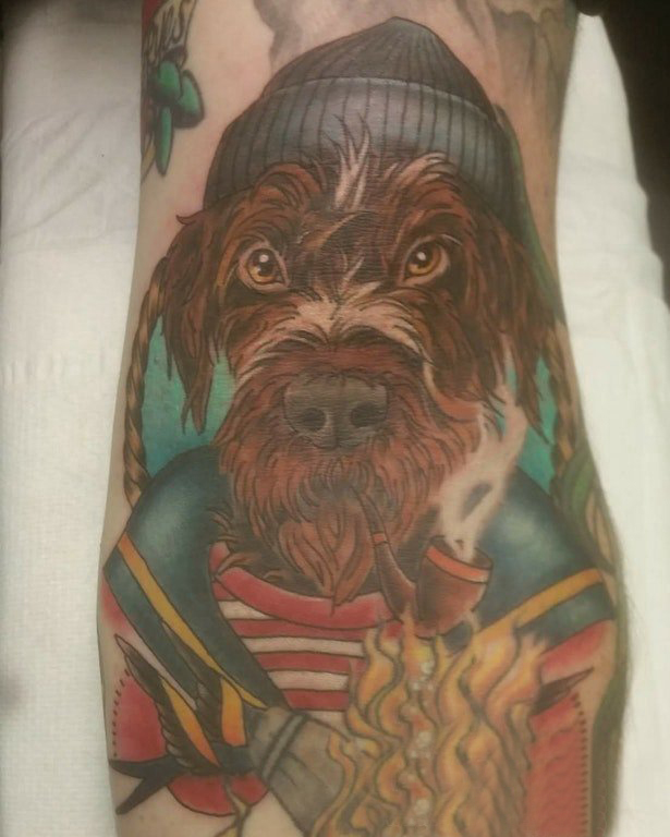 点击大图看下一张：男生手臂上彩绘渐变抽象线条小动物狗纹身图片
