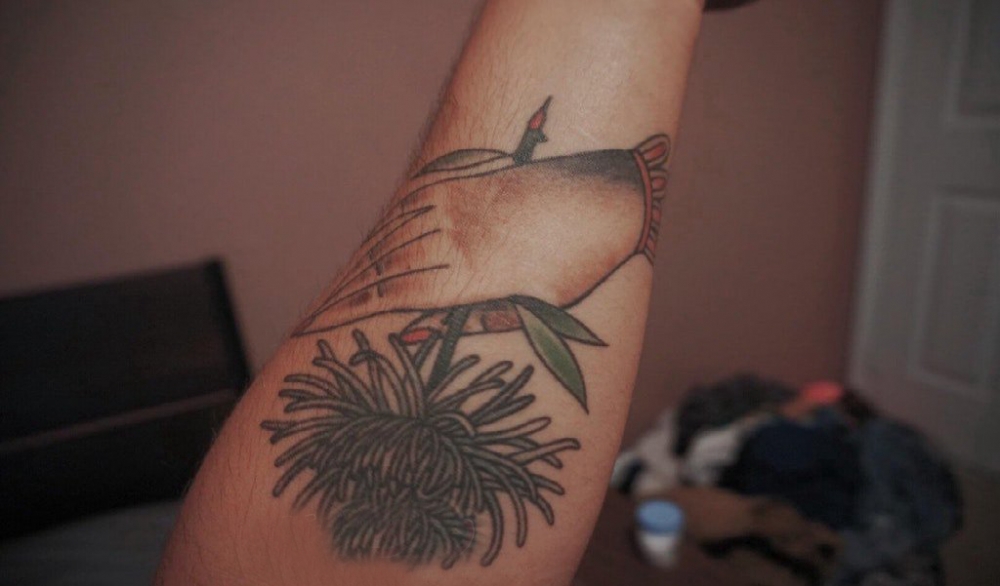点击大图看下一张：男生手臂上彩绘渐变简单线条手和植物花朵纹身图片