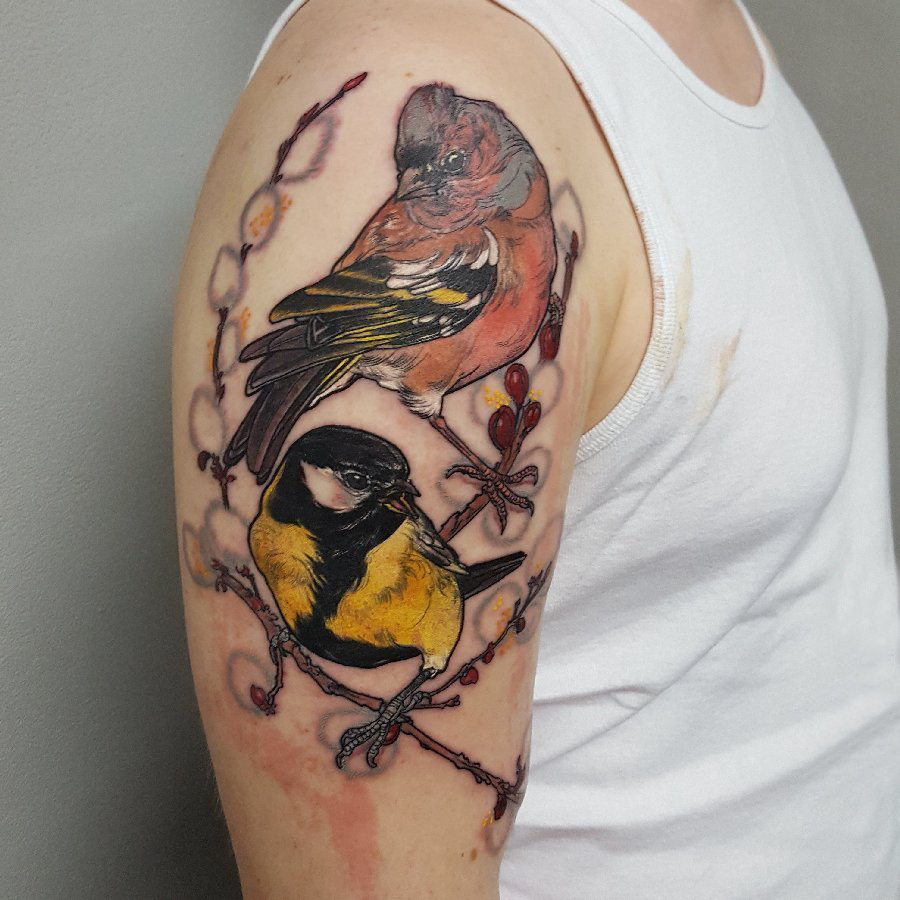 点击大图看下一张：男生手臂上彩绘水彩素描创意文艺可爱小鸟纹身图片