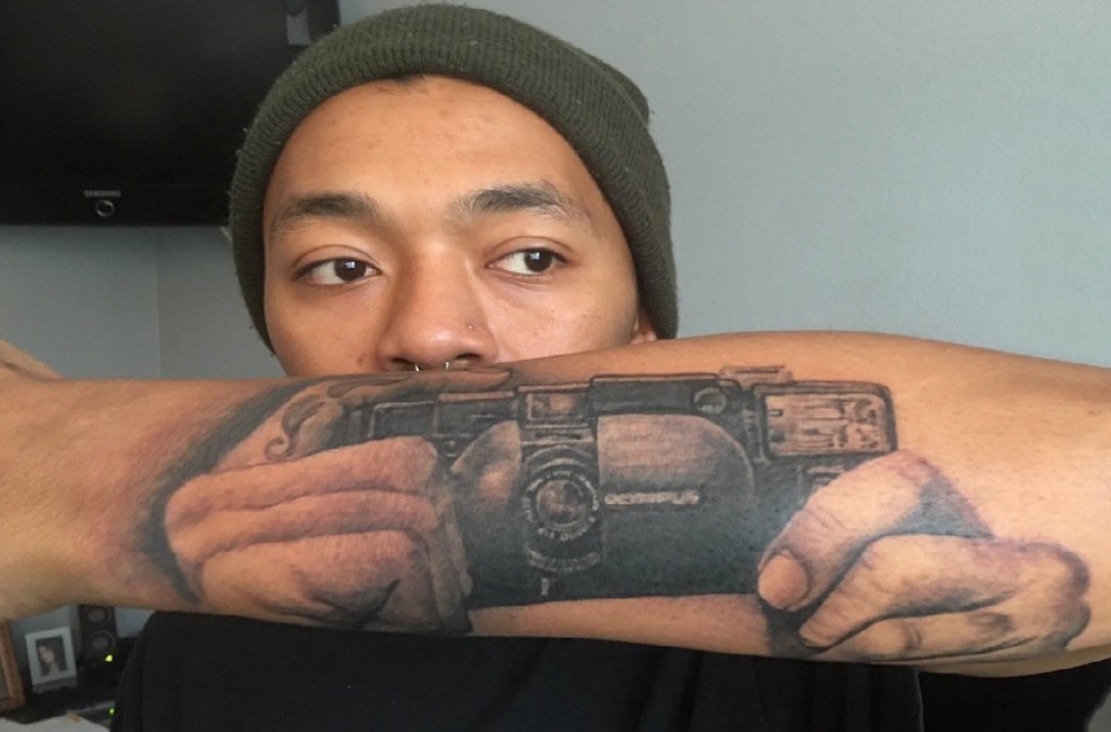 点击大图看下一张：男生手臂上黑灰素描点刺技巧创意相机纹身图片