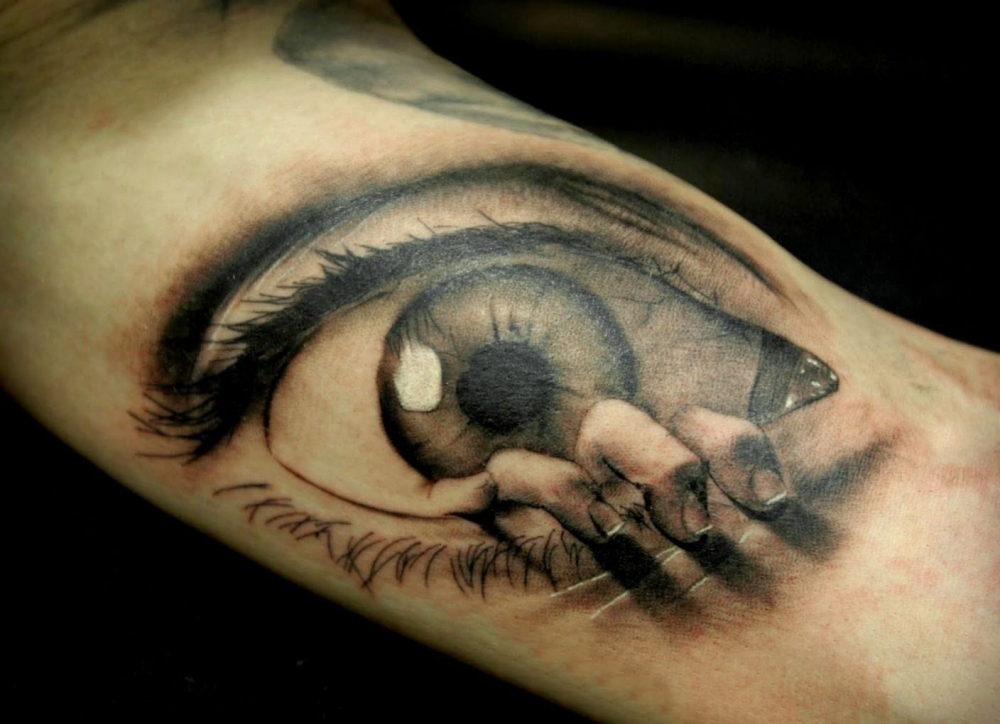 点击大图看下一张：男生手臂上黑灰素描点刺技巧创意眼睛纹身图片