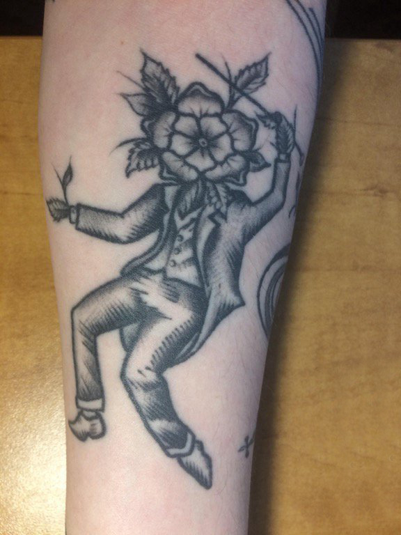 点击大图看下一张：男生手臂上黑灰素描点刺技巧文艺男生人物纹身图片