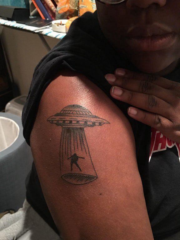 点击大图看下一张：男生手臂上黑色点刺几何简单线条人物和飞碟纹身图片