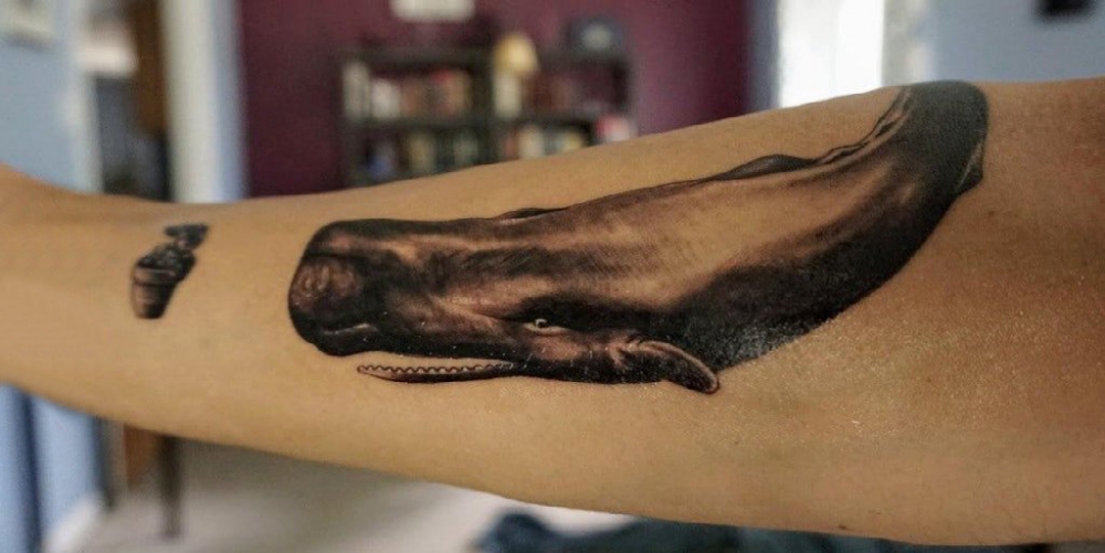 点击大图看下一张：男生手臂上黑色点刺简单线条小动物鲸鱼纹身图片