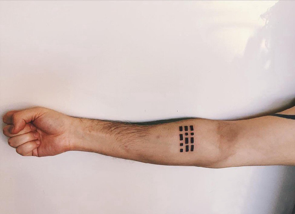 点击大图看下一张：男生手臂上黑色线条创意经典符号纹身图片
