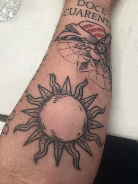 点击大图看下一张：男生小腿上黑色点刺几何抽象线条太阳纹身图片
