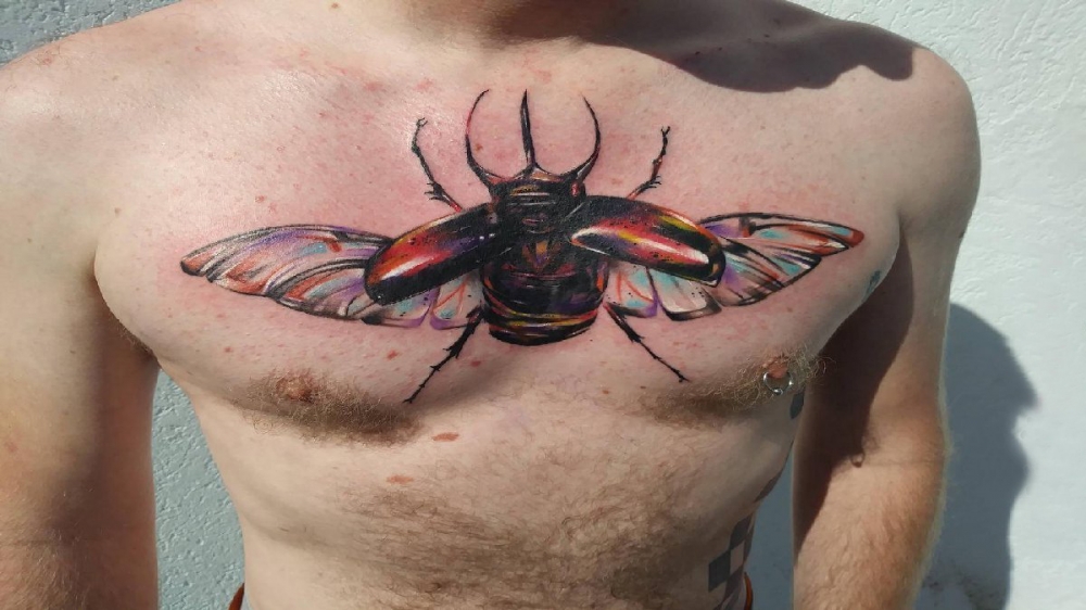 点击大图看下一张：男生胸部彩绘渐简单线条变写实昆虫纹身图片