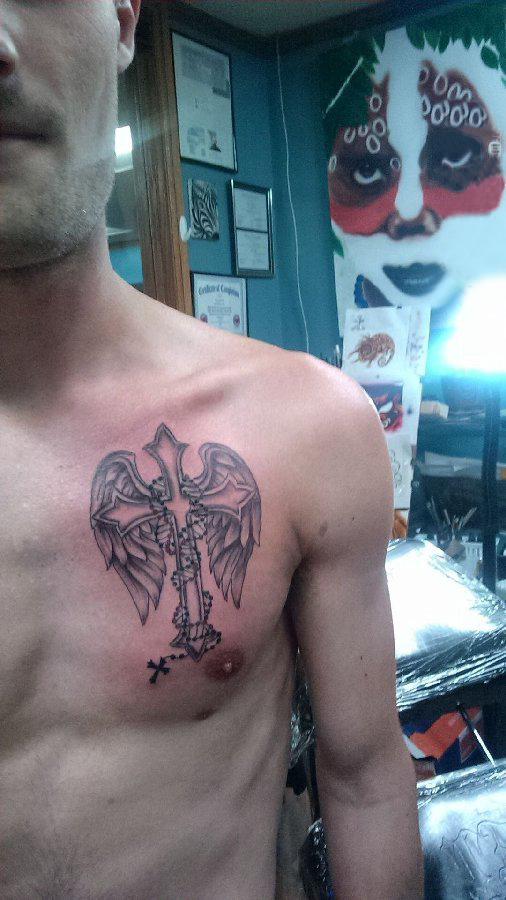 点击大图看下一张：男生胸部黑色点刺简单线条翅膀和十字架纹身图片