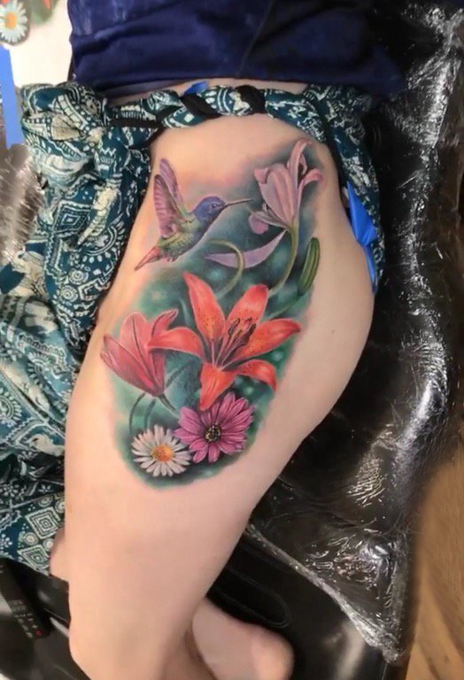 点击大图看下一张：女生大腿上彩绘水彩素描文艺唯美花朵精致纹身图片