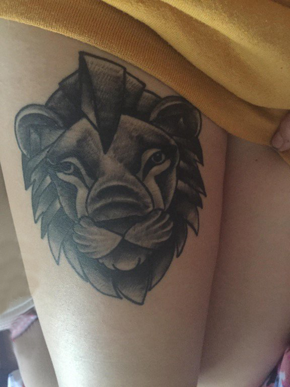 点击大图看下一张：女生大腿上黑灰素描点刺技巧霸气狮子纹身图片