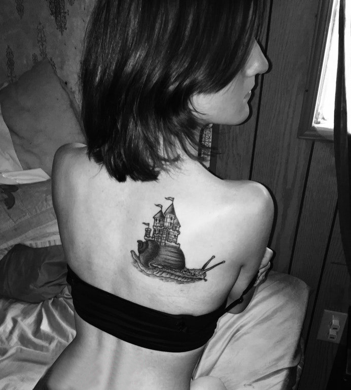 点击大图看下一张：女生后背上黑色点刺几何简单线条帆船纹身图片