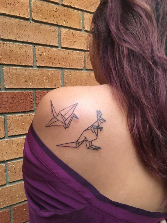 点击大图看下一张：女生后肩上黑色几何简单线条折纸千纸鹤和袋鼠纹身图片