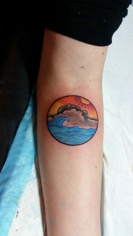 点击大图看下一张：女生手臂上彩绘渐变几何线条山水风景纹身图片